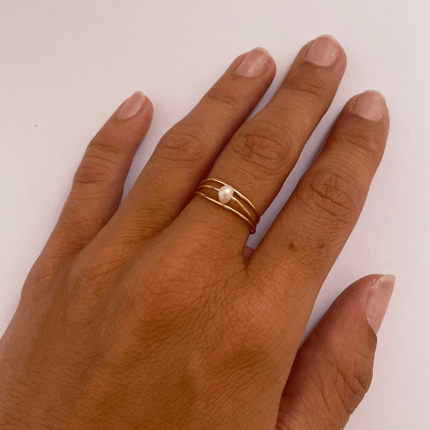 Bague mono perles d'eau douce - porté