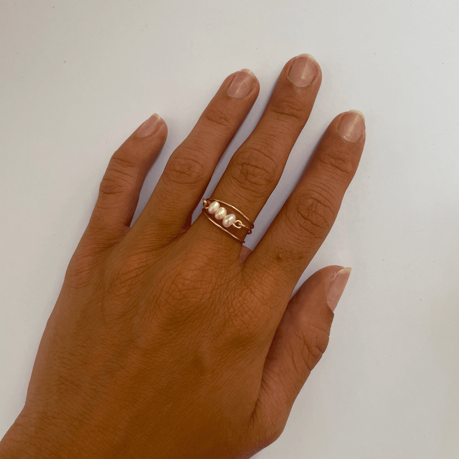 Bague triple perles d'eau douce - porté
